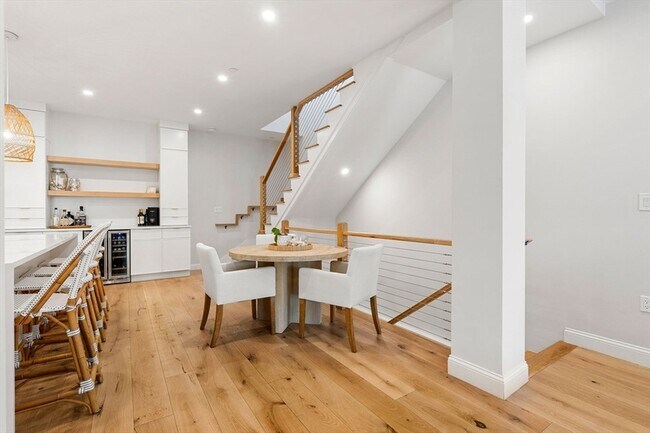 Building Photo - 722 E 5th St