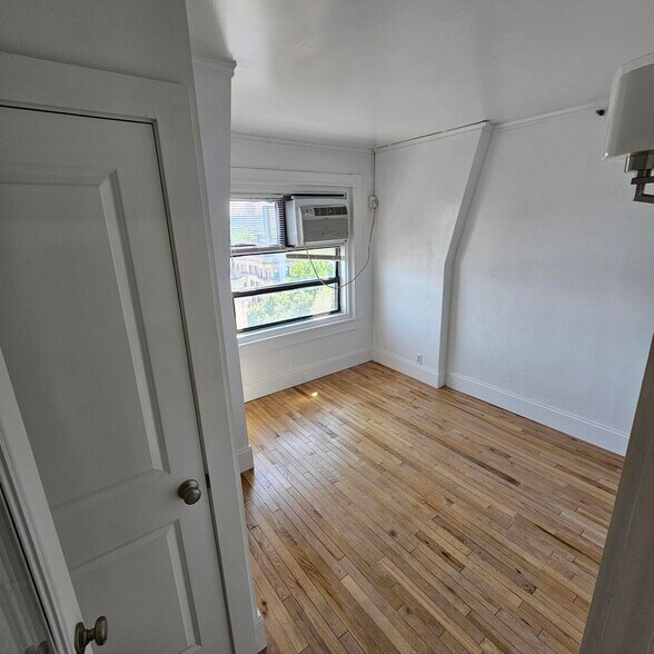 Apt 714 - 100 Wayland St
