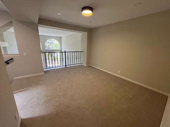 Building Photo - Luxurious Townhouse Located in the exclusi...