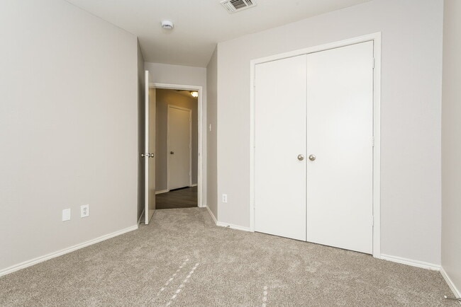 Building Photo - 900 Springfield Dr