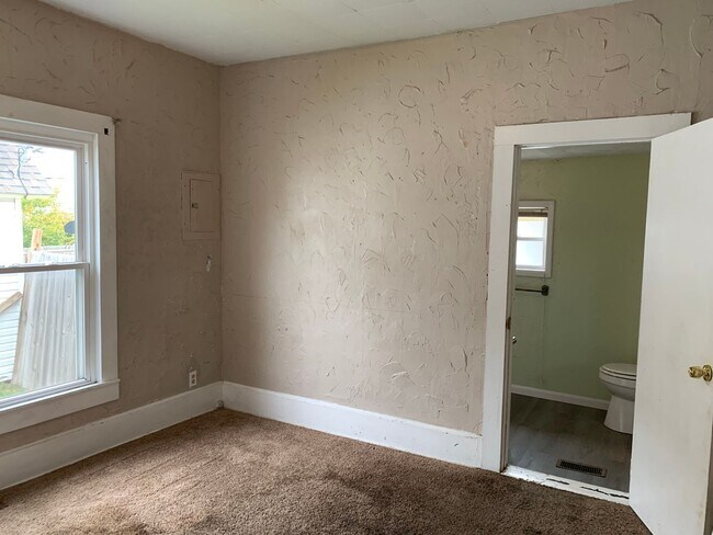 Building Photo - 3 bedroom, one bathroom home located in Jo...