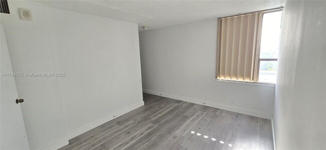 Building Photo - 1800 Collins Ave