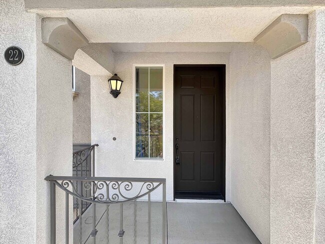 Primary Photo - Spacious 2B/2.5BA Tri-Level Townhouse w/ 2...