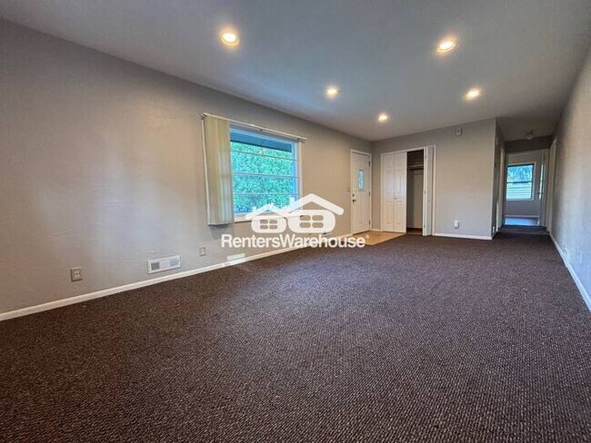 Building Photo - Clean, Quiet, and Updated – 3BR Bloomingto...