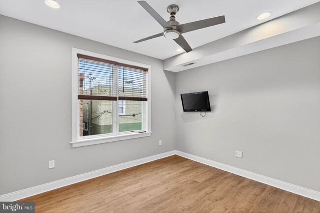 Building Photo - 2528 E Albert St