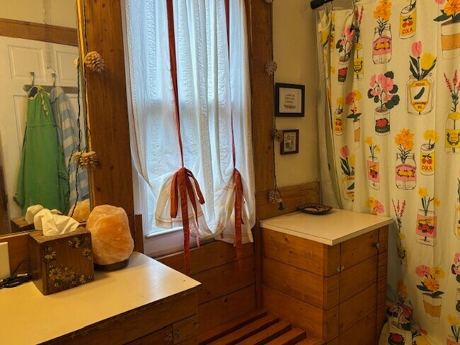 Building Photo - 2739 Buchanan St NE