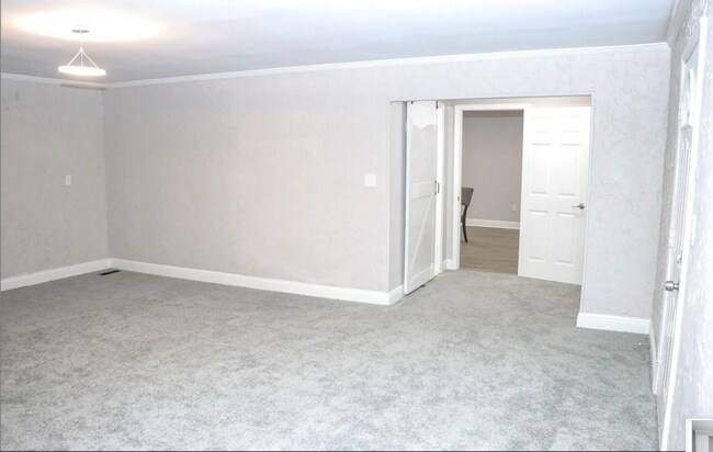 Building Photo - 136 Skyline Dr