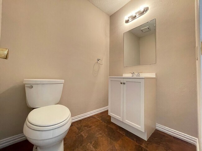 Building Photo - 4 Bed 2 Bath