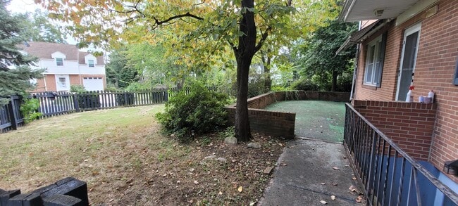 Building Photo - Spacious 3 bedroom 2.5 bathroom home in Ha...