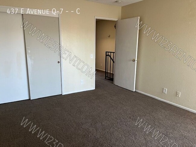 Building Photo - 2 Bedroom / 1.5 Bath Townhouse East Palmdale