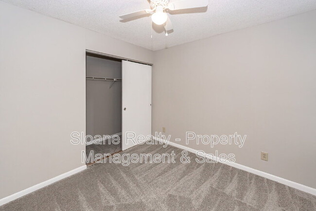 Building Photo - 1022 Oakcrest Dr