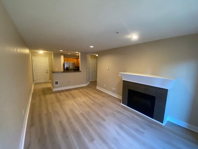 Building Photo - Queen Anne Condo!!