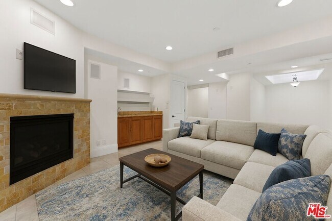 Building Photo - 16123 Sunset Blvd
