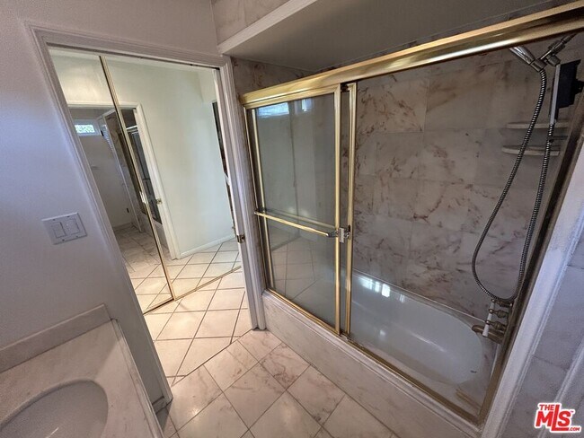 Building Photo - 5355 Rhea Ave