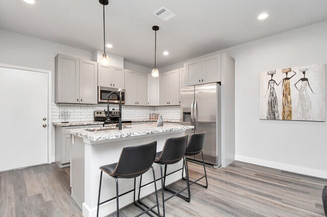 Building Photo - 3814 Lakewood Dr