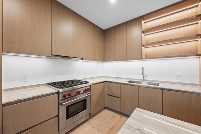 Building Photo - 610 Davis St