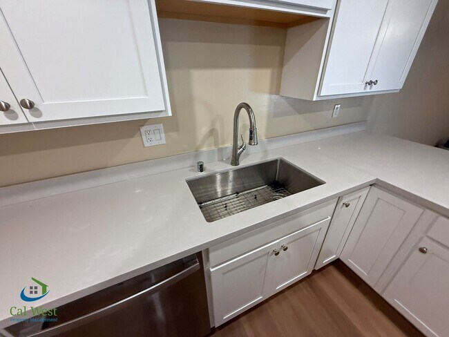 Building Photo - 5863 Hillview Ave