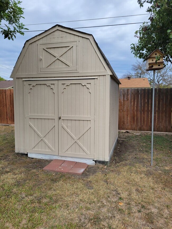 Building Photo - 3bd/2ba house close to major shopping, restaurants, and Ft. Hood!