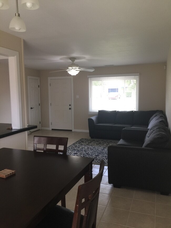 Building Photo - 709 Palomas Dr NE