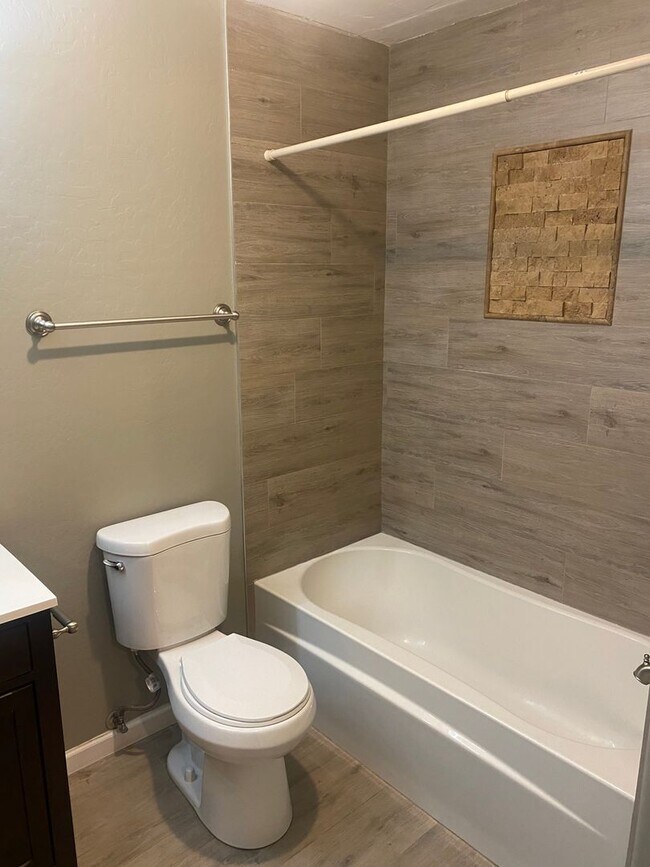 Building Photo - Remodeled 3/2 SFH Glendale, built in 2016