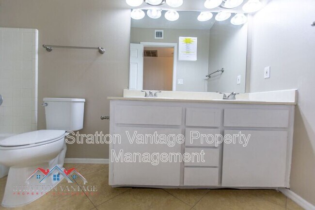 Building Photo - 704 E La Jolla Dr