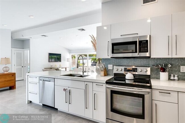 Building Photo - 1704 SW 4th Ct