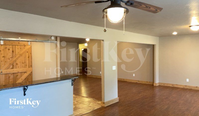 Building Photo - 613 S Avery Dr