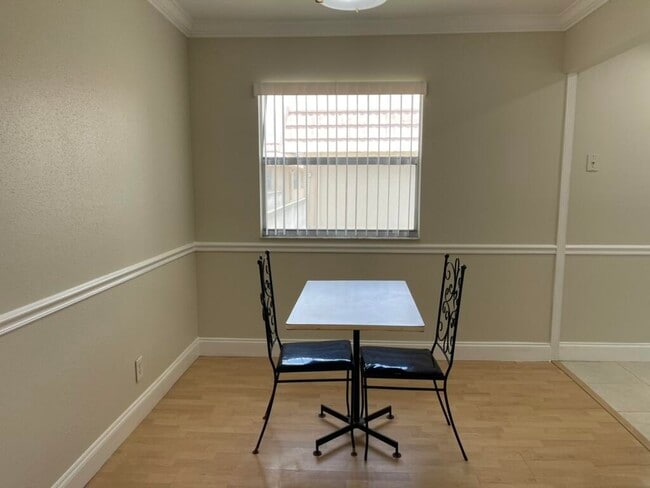 Building Photo - 472 Saxony Way