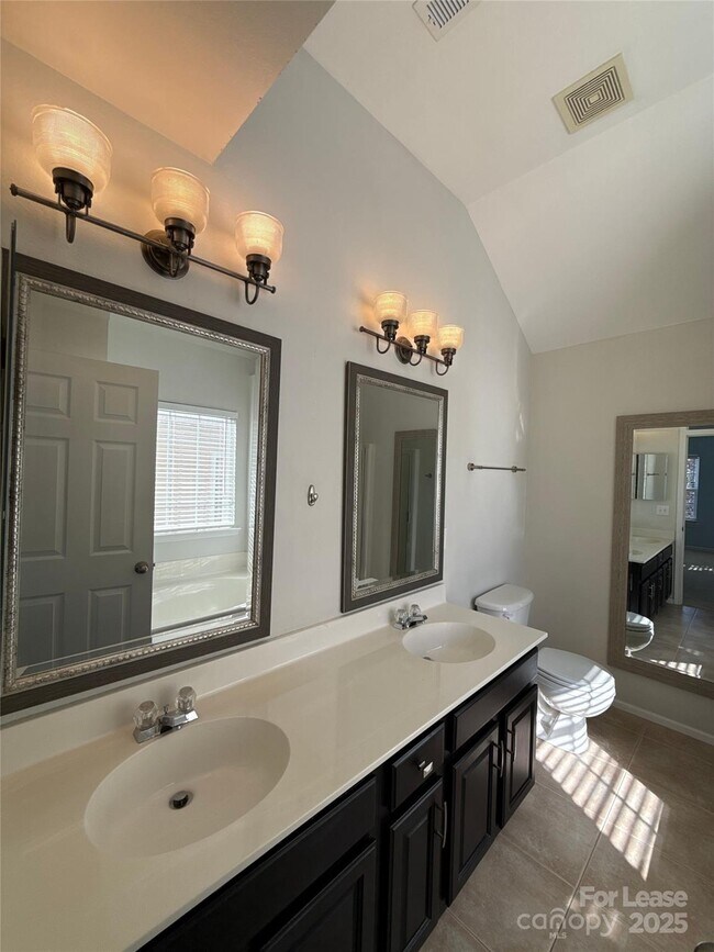 Building Photo - 10016 Highlands Crossing Dr