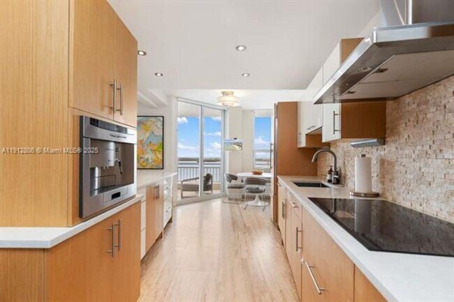 Building Photo - 808 Brickell Key Dr