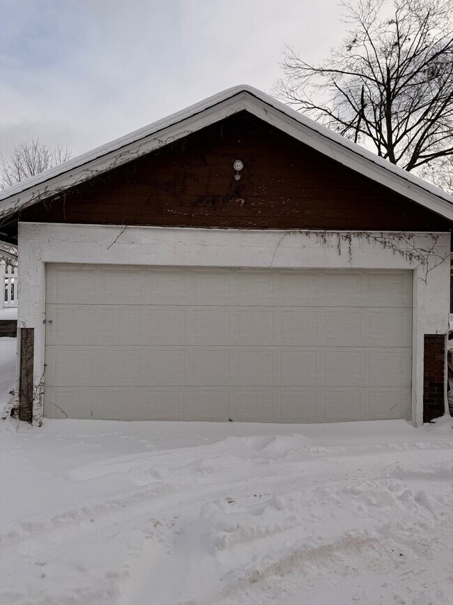 Building Photo - Oakland-Akron