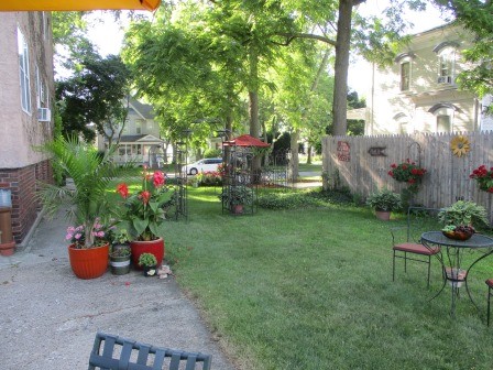 Shared yard with 2 tables - 1107 State St