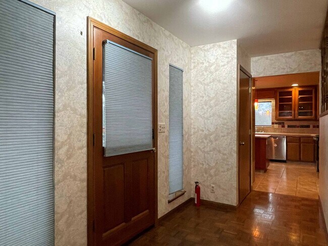 Building Photo - 3 bedroom 3 bath plus a large room downstairs in Lake Wildwood, Penn Valley, CA