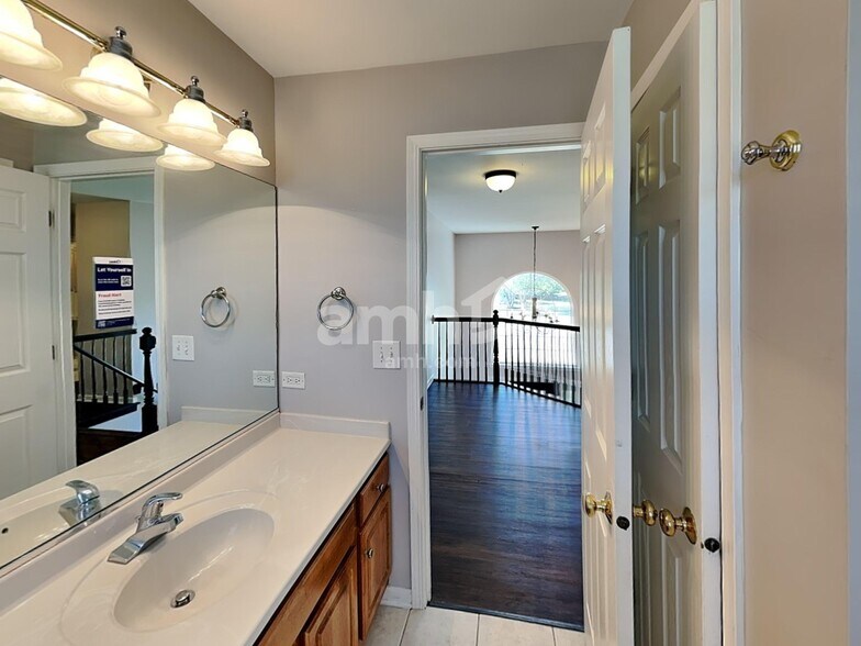 Building Photo - 411 Dover Ct N