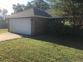 Building Photo - 3 Bedroom/ 2 Bath - Located Near the Bay & Walking Distance to Publix