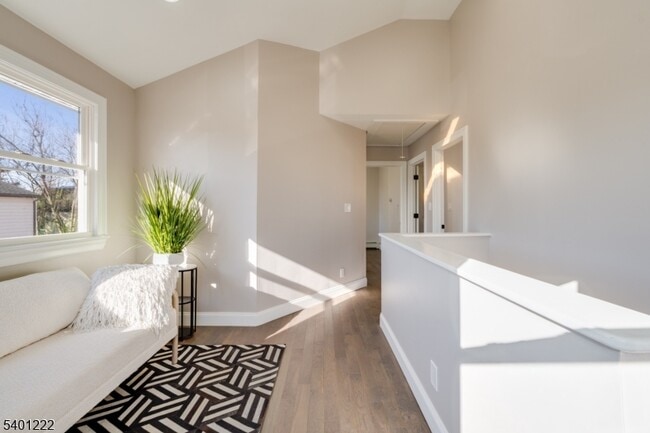 Building Photo - 21 Lombardy Pl