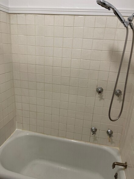 Building Photo - 6962 N Sheridan Rd