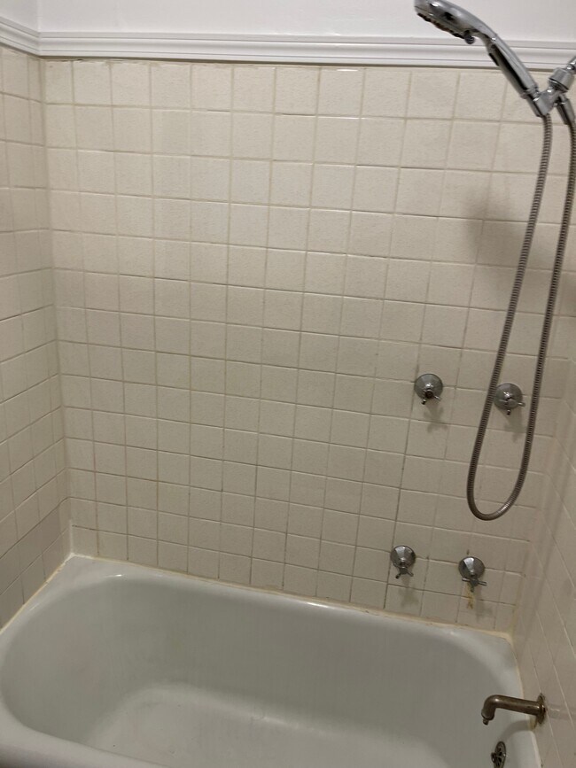 Building Photo - 6962 N Sheridan Rd