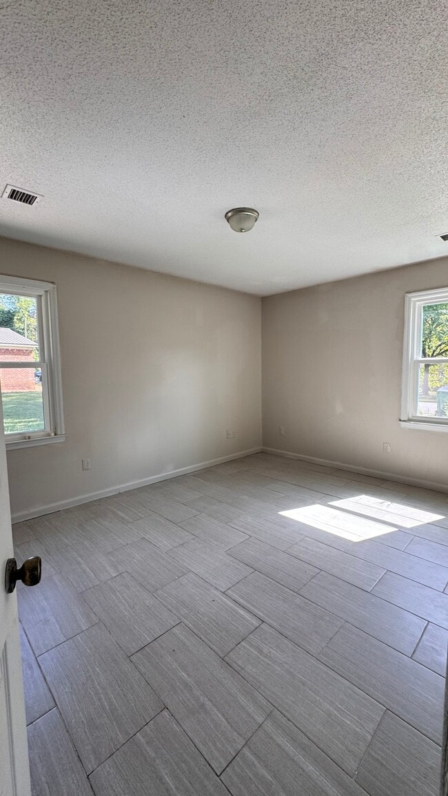 Building Photo - Unit B, 3327 Robin hood Dr