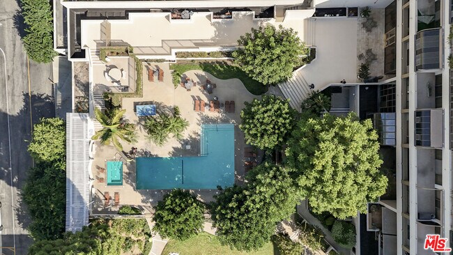 Building Photo - 121 S Hope St