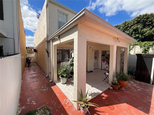 Building Photo - 895 W 79th Pl