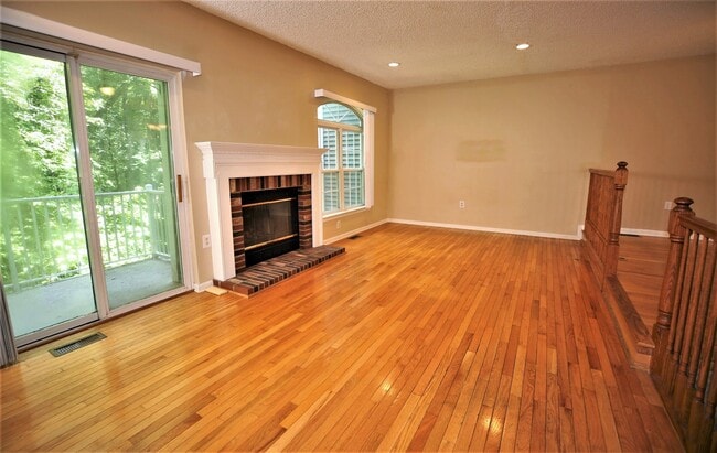 Building Photo - 13 Halstead Pl