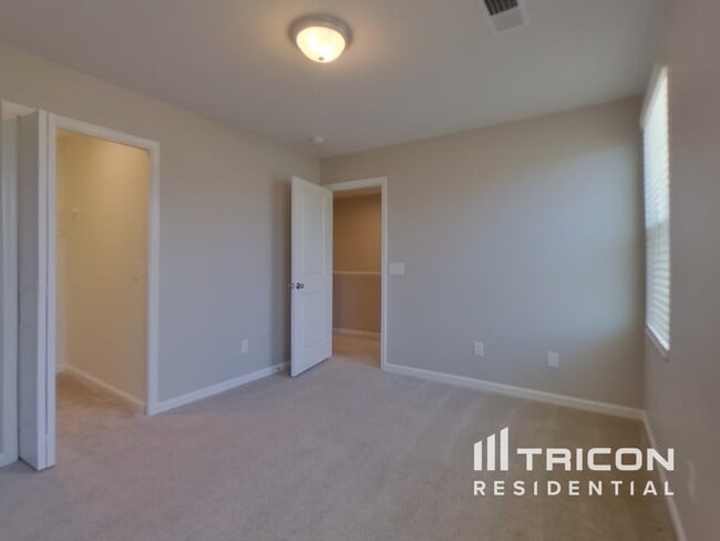 Building Photo - 120 Castlebrook Dr