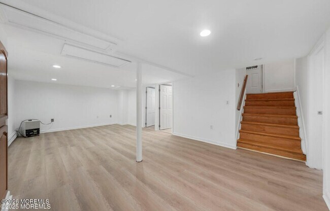 Building Photo - 146 S Bath Ave