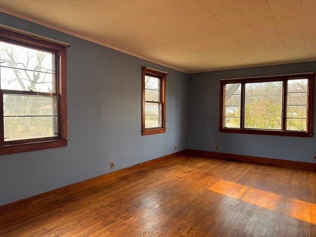 Building Photo - 814 Brattleboro Rd