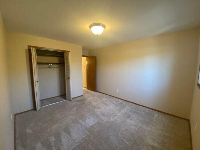 Building Photo - Cozy 2 Bedroom, 1 Bath Apartment with Balc...