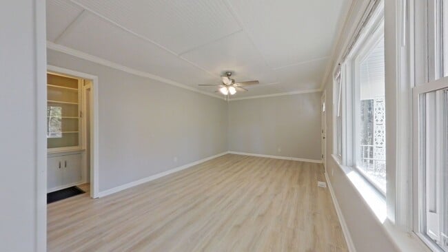 Building Photo - SUPER CUTE DUPLEX UNIT