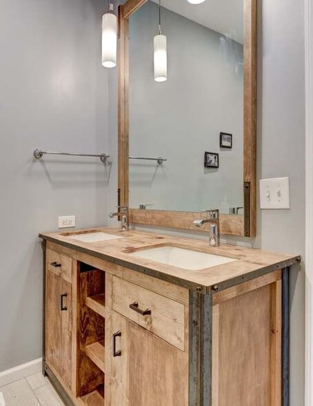 Building Photo - 939 Seymour Ave