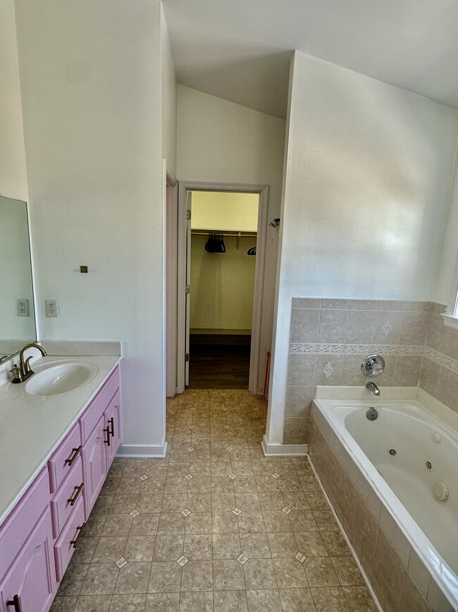 Masterbedroom - Full bath, double sink, bath tub, shower, toilet, and walk in closet - 9292 Woody Ct