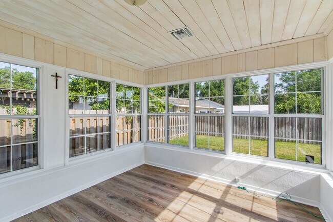 Building Photo - Eustis 2/2 w/ attached 1/1 In-law Suite.